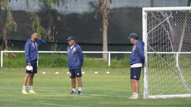 Central en Chile: los jugadores dan una mano también fuera de la cancha
