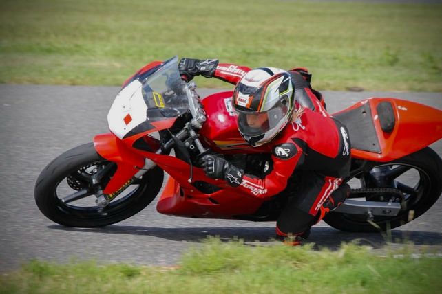 Lolo no duda en darle gas a su Twister 250cc a la hora de probar y girar en los circuitos.
