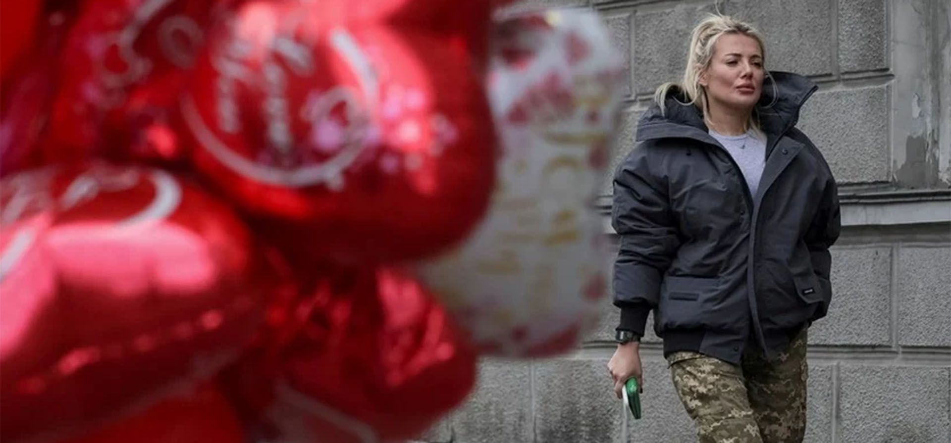 Una mujer pasa junto a un vendedor ambulante mientras vende globos de San Valentín, en medio del ataque de Rusia a Ucrania, en el centro de Kiev, Ucrania 14 de febrero 2023. REUTERS/Gleb Garanich      