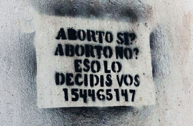 Los sténcils suelen verse en cercanías de los hospitales públicos de la ciudad.