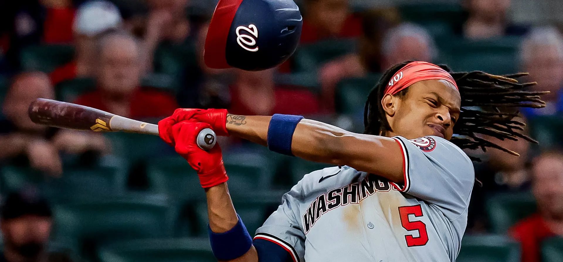 El campocorto de los Nacionales de Washington, CJ Abrams, pierde su casco tras ser golpeado en la barbilla por una pelota de béisbol, Atlanta, Estados Unidos. Fotografía: Erik S Lesser/EPA El campocorto de los Nacionales de Washington, CJ Abrams, pierde su casco tras ser golpeado en la barbilla por una pelota de béisbol, Atlanta, Estados Unidos. Fotografía: Erik S Lesser/EPA