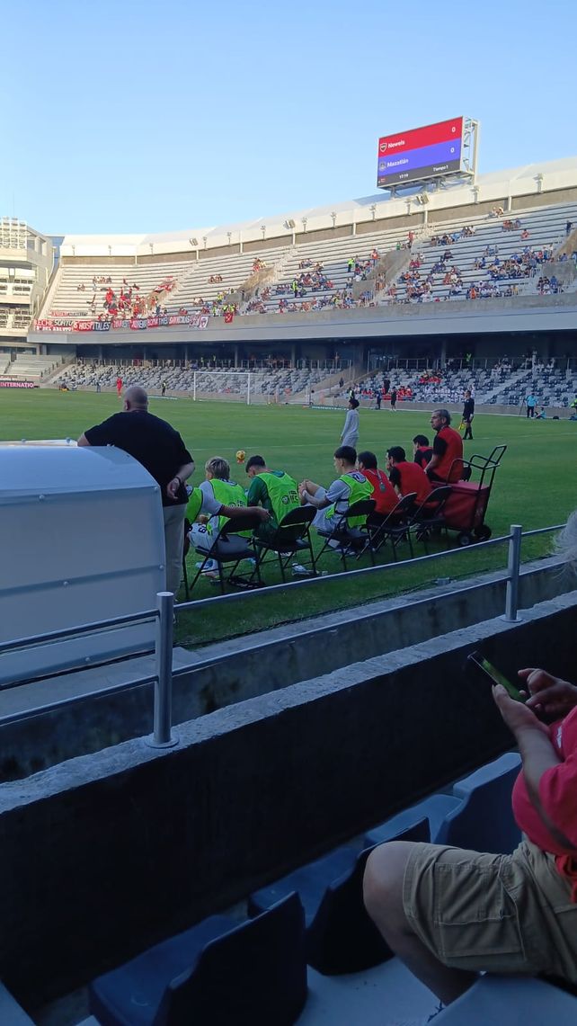El Luis Pirata Fuente lució muy bien. Eso sí, les quedó corto el banco de suplentes y hubo que poner sillas.