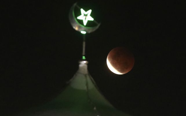 La luna llena se eleva sobre una mezquita mientras se estaba produciendo un eclipse lunar total en Yakarta