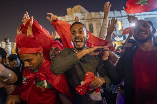 Marroquíes festejan después de ganar el partido de cuartos de final de la Copa del Mundo (FIFA 2022), en el mercado de Souq Waqif en Doha, Qatar.