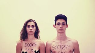 Una joven se tomó una curiosa foto desnuda para revelarse contra el machismo