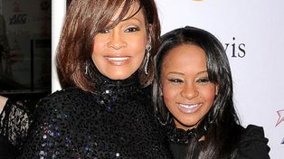 Encuentran a la hija de Whitney Houston en estado inconsciente en la bañera