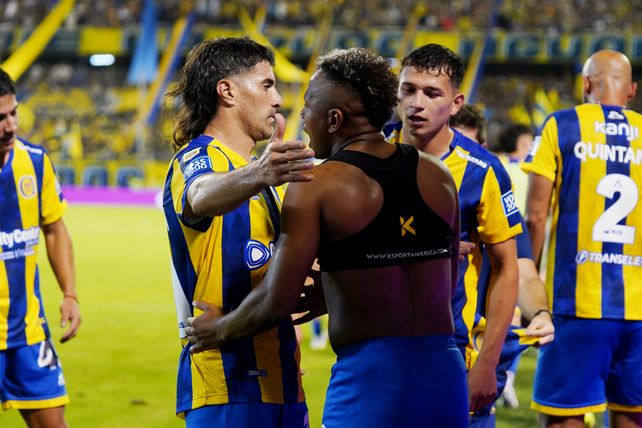Ignacio Malcorra saluda a Jaminton Campaz tras su gol en el Gigante