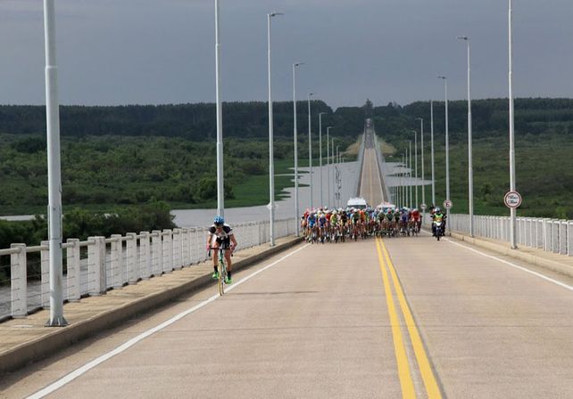 El puente que une Gualeguaychú y Fray Bentos fue testigo del arranque.    Foto Gentileza/Giro por la Hermandad