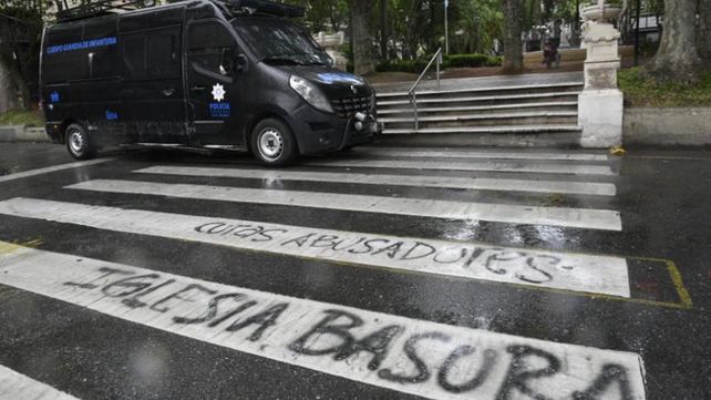 Las fotos de las pintadas con aerosol que ensuciaron fachadas de edificios públicos y privados