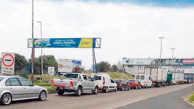 caos. La larga fila de veh&iacute;culos se fue formando antes de ingresar al t&uacute;nel en territorio entrerriano.&nbsp;