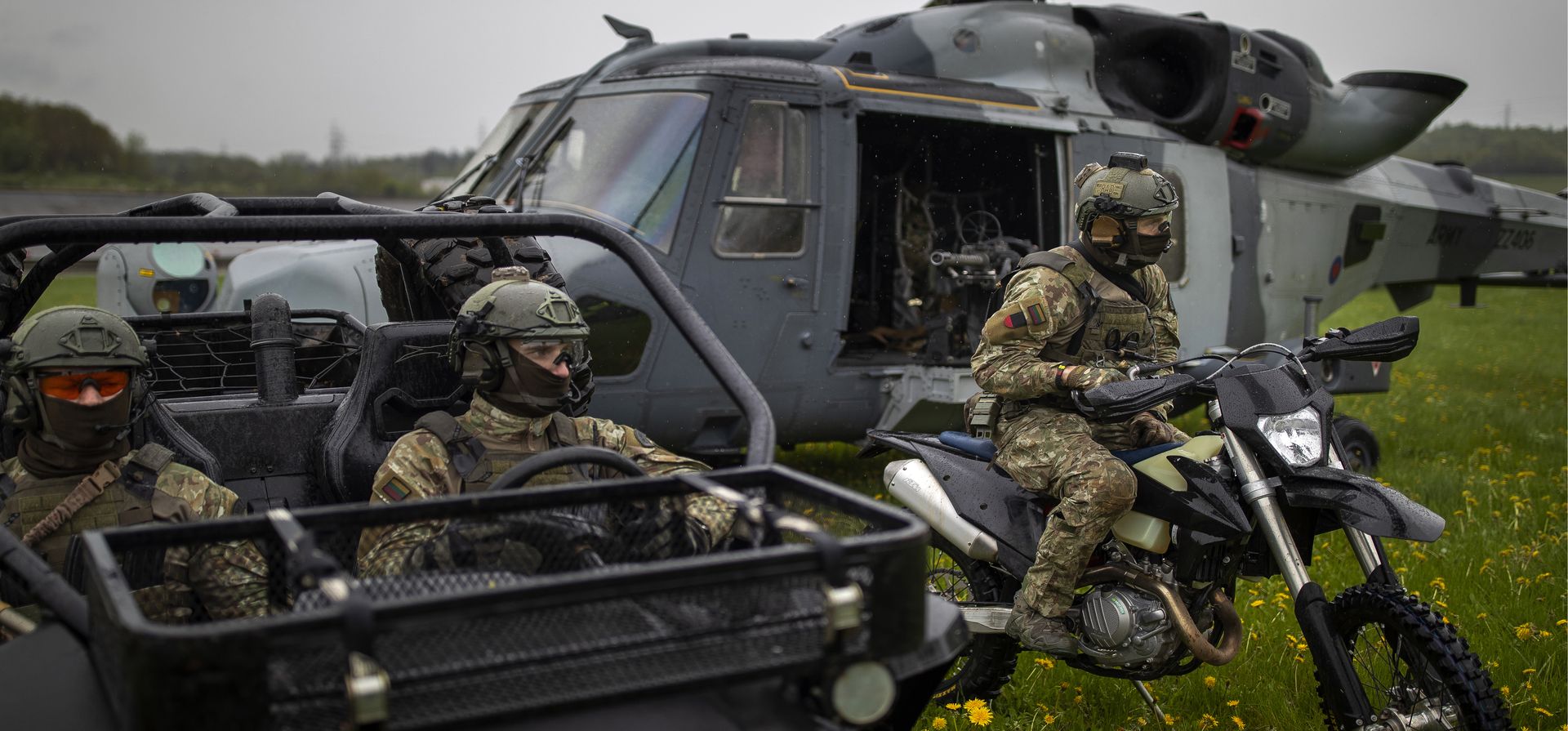 Veteranos del Ejército de Lituania participan en el ejercicio militar de la OTAN "Flaming Sword 2022" en un campo de entrenamiento cerca del pueblo de Maisiejunai, a unos 96 km al oeste de la capital Vilnius, Lituania, el jueves 12 de mayo de 2022.
