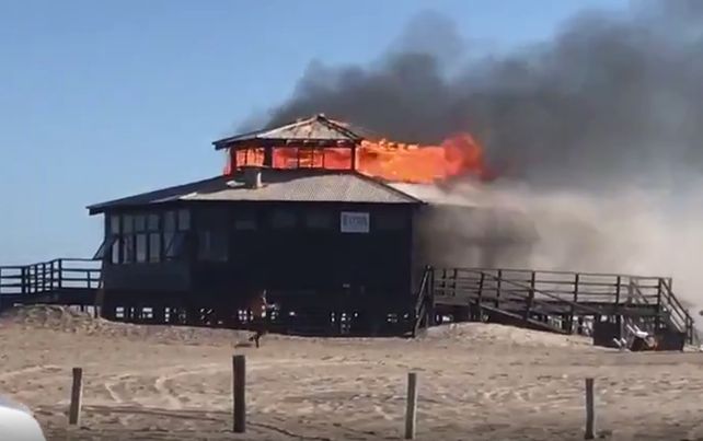 Un voraz incendio destruyó un parador ubicado de Pinamar