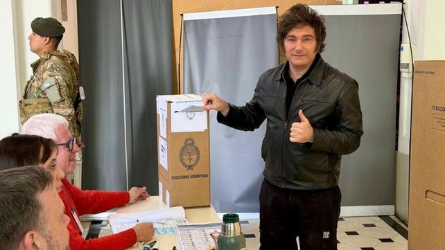 El presidente Javier Milei votó esta mañana en la UTN de Almagro.