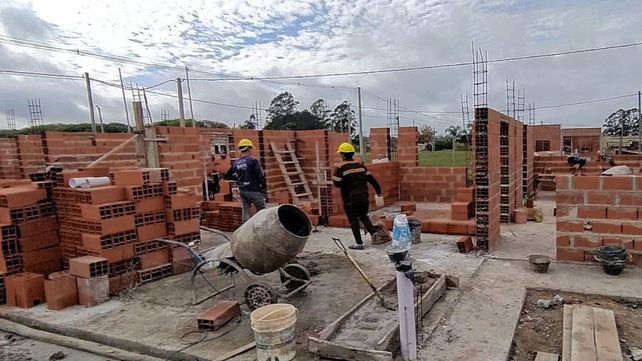 Firmaron convenios para construir viviendas en localidades del departamento Uruguay.&nbsp;