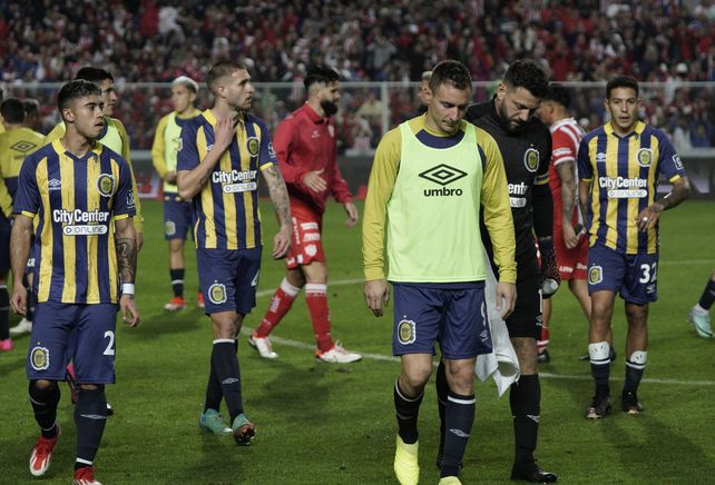 Los futbolistas de Central se retiran del campo de juego con mucha bronca por la derrota.