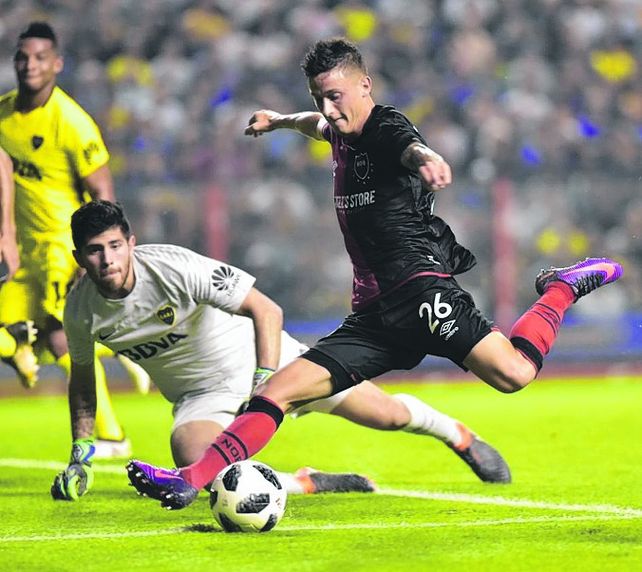 Al gol. Héctor Fértoli eludió ar arquero y se apresta a marcar el único tanto rojinegro.