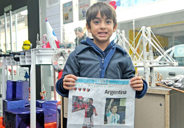 También hubo muchos dibujos con recortes de partes del diario y del Suplemento Ovación.