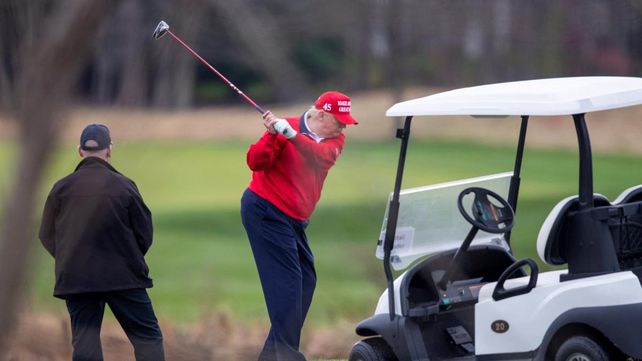 Trump juega al golf en el club que es de su propiedad en Florida.Su hija ivanka se ha retirado del círculo íntimo.