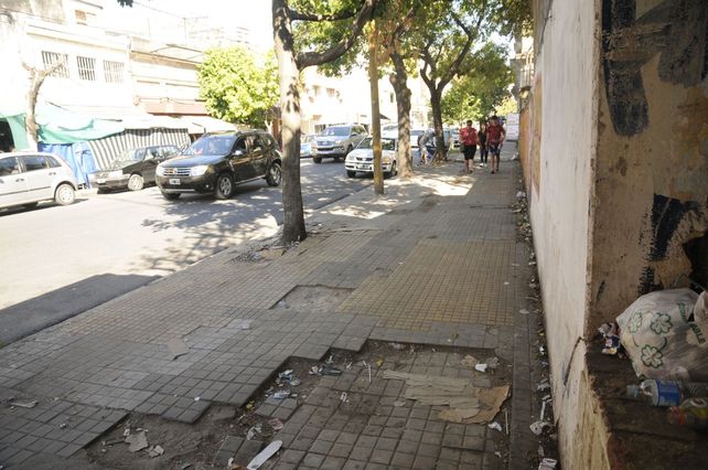 Plaza España: usuarios y vecinos exigen obras en el espacio y su entorno