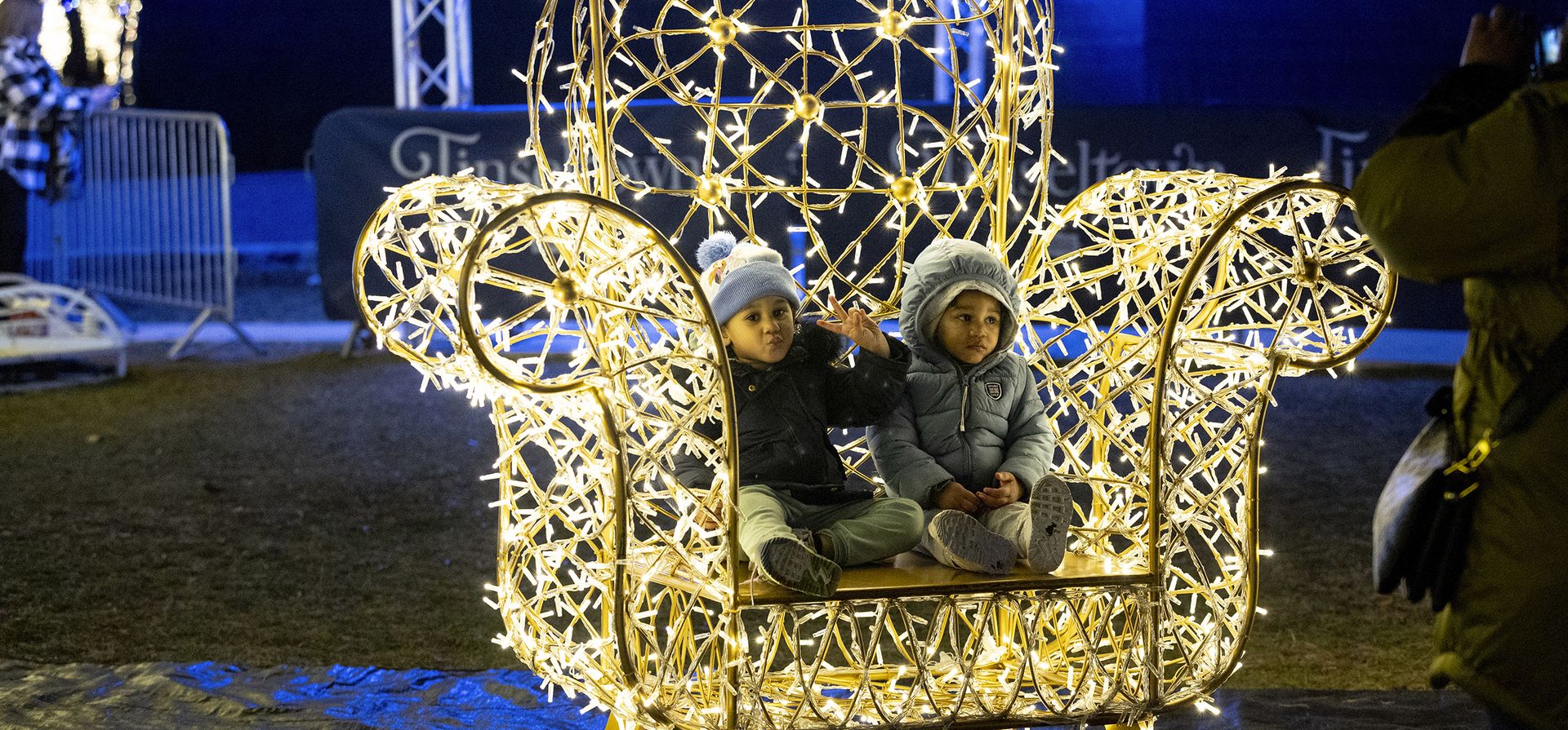 Niños son fotografiados en una silla iluminada en la exhibición de luces navideñas de Tinseltown en el sur de Filadelfia, el jueves 21 de diciembre de 2023. Tinseltown es una exhibición navideña de luces y actividades nuevas este año en FDR Park. (Charles Fox/The Philadelphia Inquirer vía AP) Niños son fotografiados en una silla iluminada en la exhibición de luces navideñas de Tinseltown en el sur de Filadelfia, el jueves 21 de diciembre de 2023. Tinseltown es una exhibición navideña de luces y actividades nuevas este año en FDR Park. (Charles Fox/The Philadelphia Inquirer vía AP)
