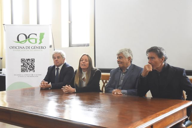 La ministra coordinadora, Margarita Zabalza y los ministros Daniel Erbetta, Jorge Baclini y el procurador general, Jorge Barraguirre en la Oficina de género