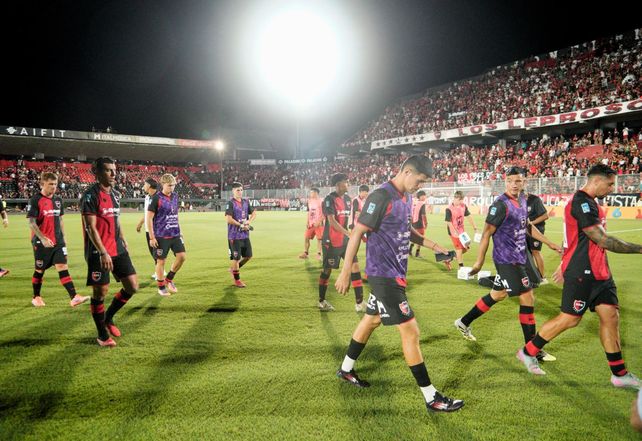 La retirada de los jugadores de Newell's tras el partido ante Defensa lo dice todo. El equipo no reacciona.