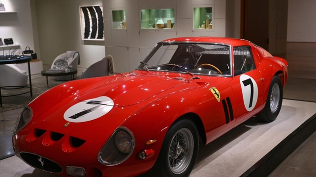 La Ferrari GTO de 1962 en exposición en Sothebys Nueva York junto a obras de arte.&nbsp;