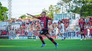 Damián Arce celebra su conquista. El mediocampista ofensivo convirtió el tercer tanto en la goleada ante Alvarado. 