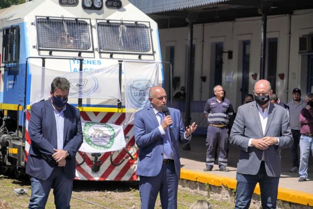 Las autoridades en el acto de puesta en marcha del tren sobre La Picasa. 