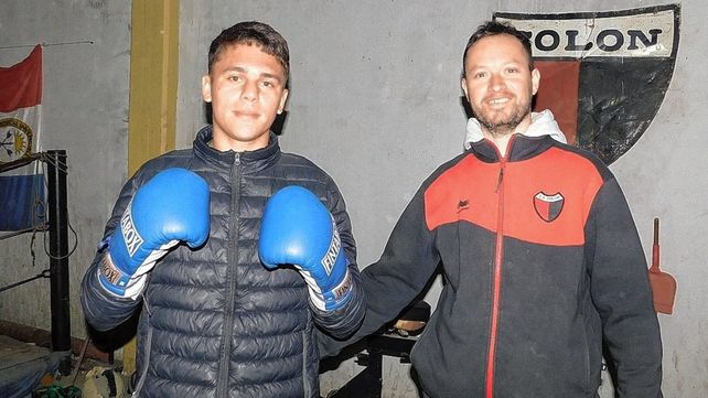 Alan David Crenz ´junto a su entrenador Carlos Lemos en el Club Atlético Colón.