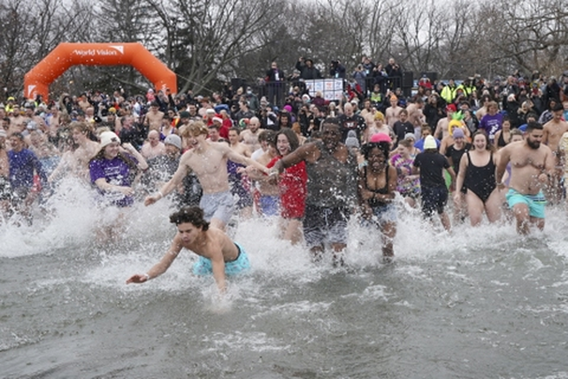 La ceremonia reunió una multitud en Oakville, en las orillas del gélido Lago Ontario, Canadá. También en este caso la fiesta buscó reunir fondos para obras de bien. 