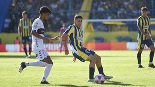El día del debut. Tomás OConnor controla el balón en el partido ante Platense,&nbsp; en el que hizo un gol sobre el final.