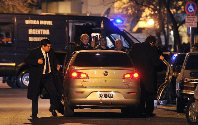 El juez de la causa llega al edificio donde vivía Angeles Rawson.