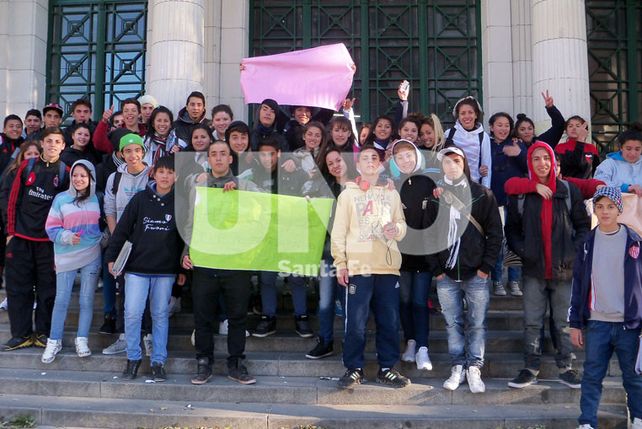 Los alumnos se manifestaron esta tarde frente a la puerta del establecimiento educativo.