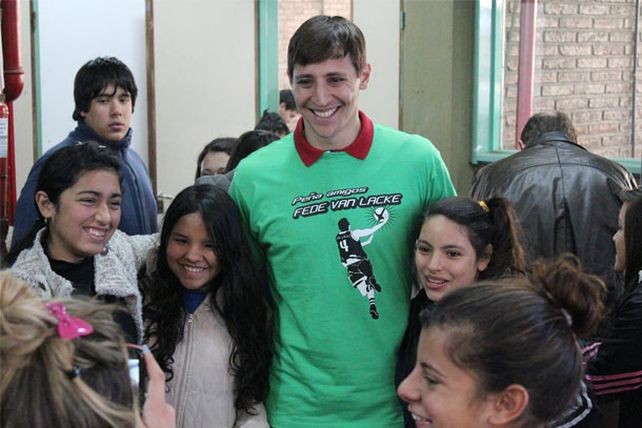 El basquetbolista Van Lacke, otrogó una ayuda solidaria a una escuela de Santa Fe