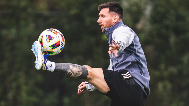 Lionel Messi entrena para el partido contra Newells