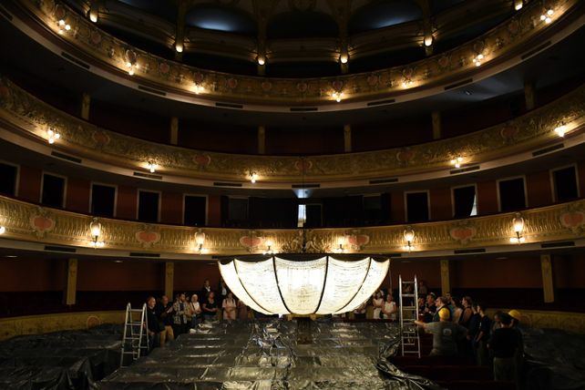 Un ritual con historia: el Teatro Municipal bajó su histórica araña ante 50 vecinos que fueron testigos de la ceremonia mística