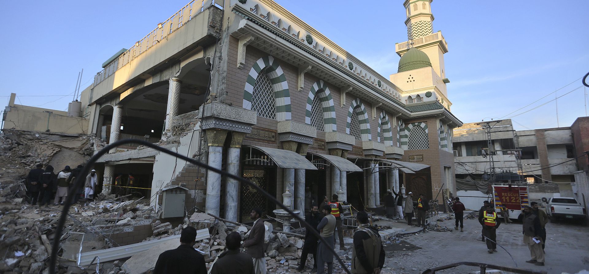 La gente visita el lugar del atentado suicida del lunes después de que las autoridades terminaron la operación de rescate, en Peshawar, Pakistán, el martes 31 de enero de 2023. Un atentado suicida que tuvo lugar dentro de una mezquita en un complejo de la policía y el gobierno en el noroeste de Pakistán refleja