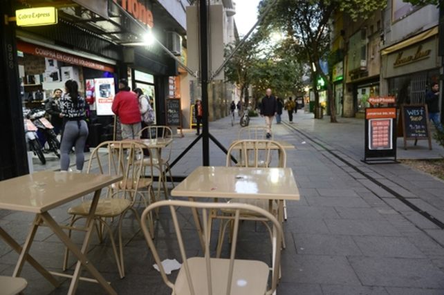 Las primeras cuadras de la peatonal Córdoba en Rosario (cerca de Laprida y San Martín) muestran un fuerte abandono comercial. Los bares cambian el panorama.