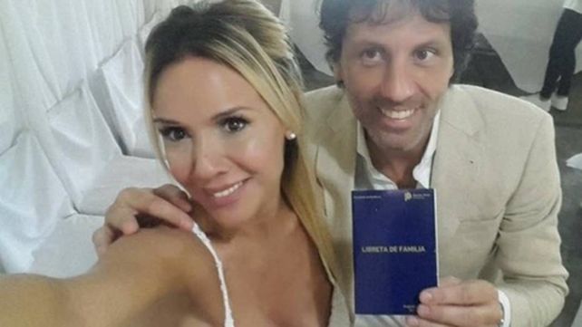 enlace. Miller y Traut cuando se casaron el año pasado. Ella cree que no está probada la participación de su marido en algún delito.