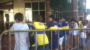 Boca ya está en Santa Fe y los hinchas recibieron al equipo en el hotel