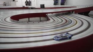 Un grupo de amigos se junta a jugar en la zona sur de Rosario. Se trata de una pasión tuerca por el automodelismo.
