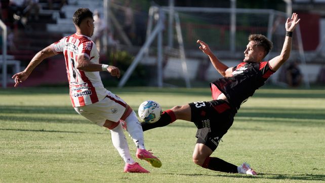 El partido en el Saroldi fue amistoso pero se jugó con todo como lo refleja la entrada de Martino.
