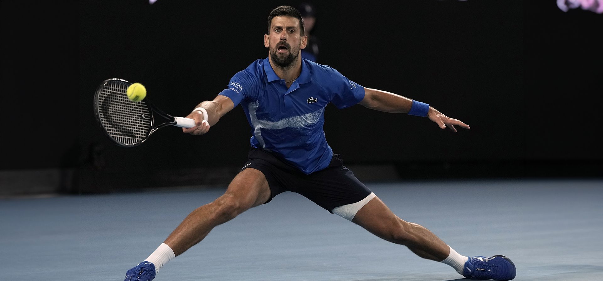 Novak Djokovic de Serbia juega un golpe de derecha contra Carlos Alcaraz de España durante su partido de cuartos de final en el campeonato de tenis Abierto de Australia en Melbourne, Australia, el miércoles 1 de enero de 2016. 22 de octubre de 2025. (Foto AP/Ng Han Guan) Novak Djokovic de Serbia juega un golpe de derecha contra Carlos Alcaraz de España durante su partido de cuartos de final en el campeonato de tenis Abierto de Australia en Melbourne, Australia, el miércoles 1 de enero de 2016. 22 de octubre de 2025. (Foto AP/Ng Han Guan)