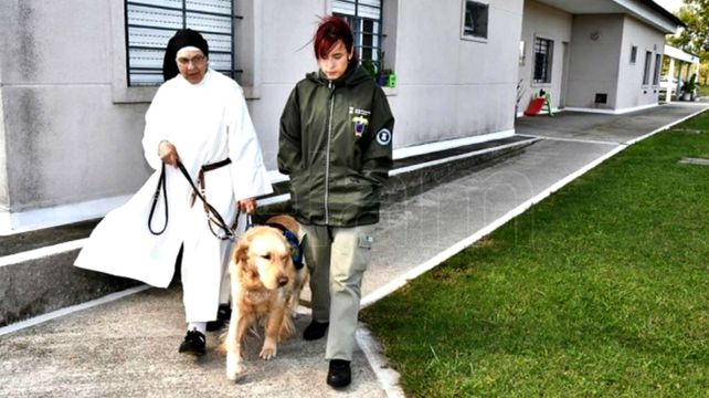 Pauline Quinn (izquierda) junto a la entrenadora Sofía García (derecha) en la Unidad 31 de Ezeiza.