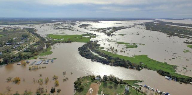 Las costas de Concepción del Uruguay rodeadas de agua (Fotos gentileza Zumdrone).&nbsp;