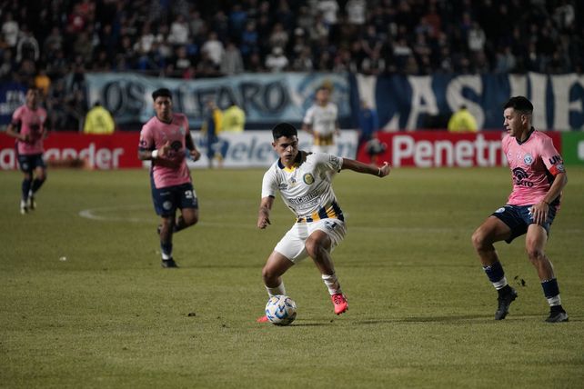 Santiago Segovia está dando sus primeros pasos en la primera de Central. En un volante ofensivo de buen pie.
