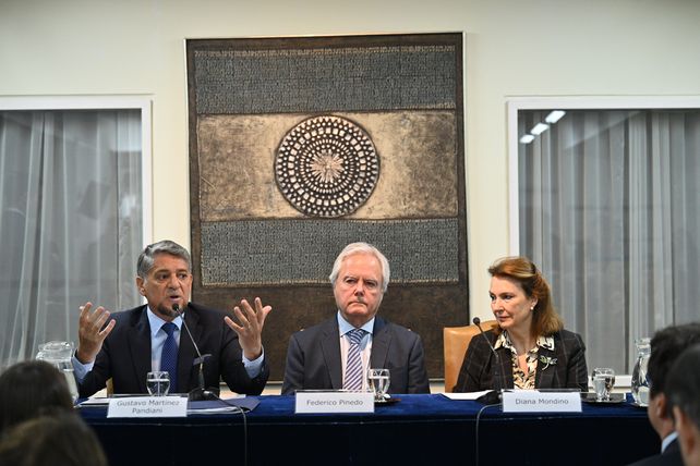 Los especialistas en relaciones internacionales de los tres partidos expusieron sus ideas sobre política exterior.