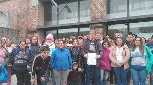 Eduardo Delmonte (CCC), con la misiva en sus manos, y referentes de organizaciones sociales se movilizaron hasta el Ministerio de Educación para solicitar una ayuda escolar.&nbsp; &nbsp;