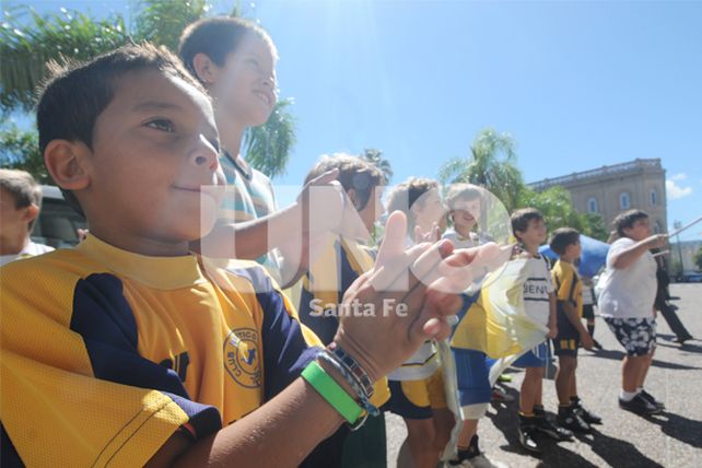Padres de asistentes del Club Quillá se manifestaron frente a la Casa Gris